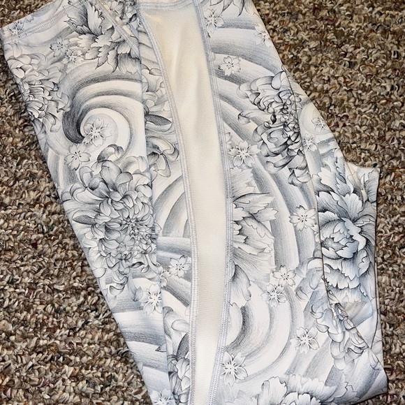 Lululemon Gray Floral Leggings Sz 8 - Picture 6 of 6